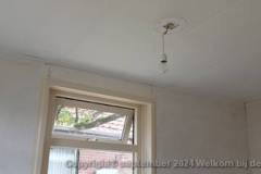De lamp aan het plafond er ook afgehaald en een bouwlamp opgehangen